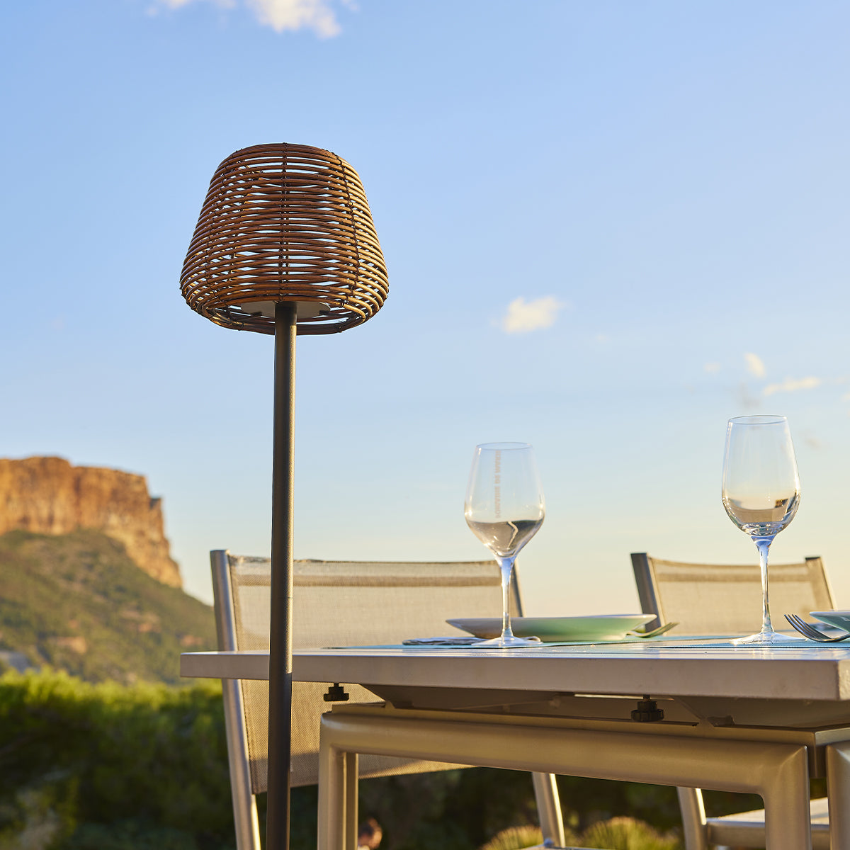 Lampadaire nomade design poly rotin pour extérieur LED MIDY BOHEME H120 cm