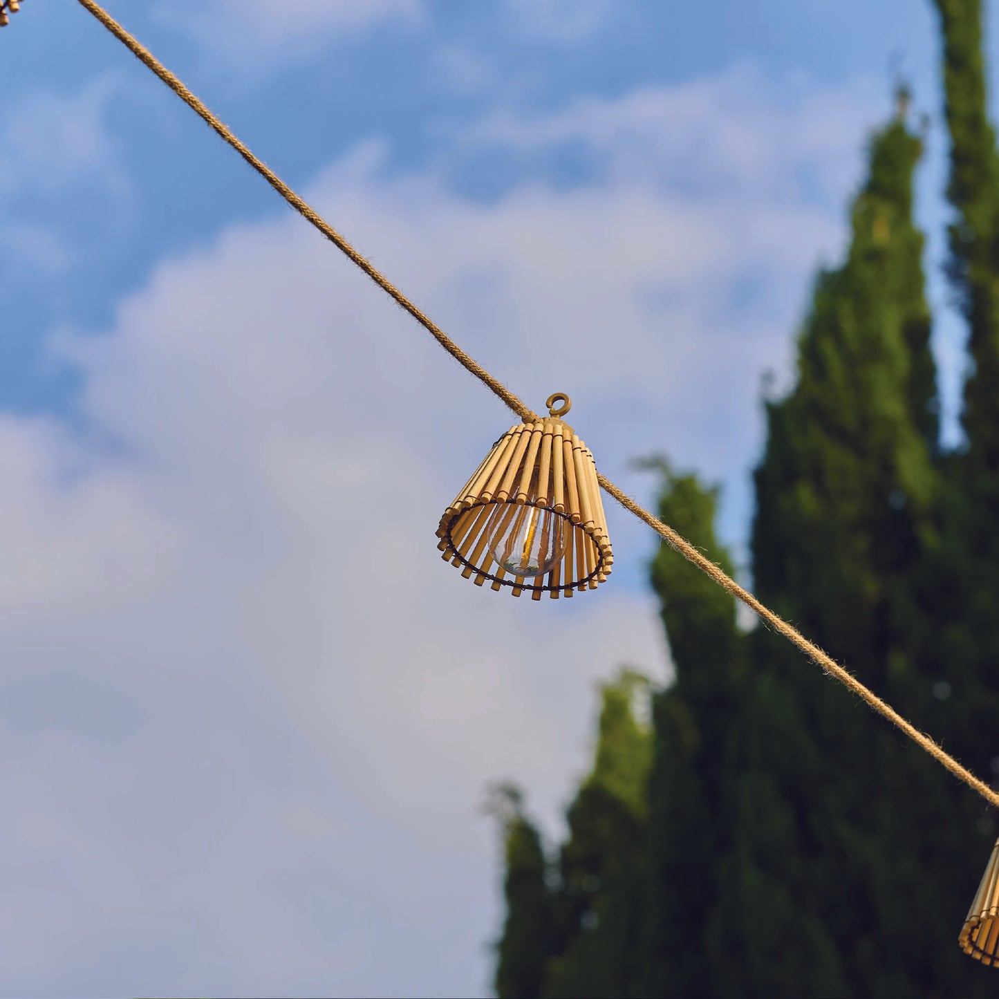 Guirlande lumineuse extérieur connectable 10 abat-jour naturels en bambou NATURA LIGHT HYBRID LED blanc chaud 8m solaire et sur secteur