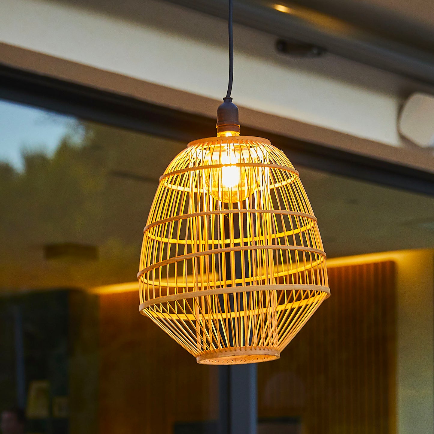 Suspension solaire MYKONOS SOLAR en bambou naturel avec câble hybride secteur et solaire 5m de longueur