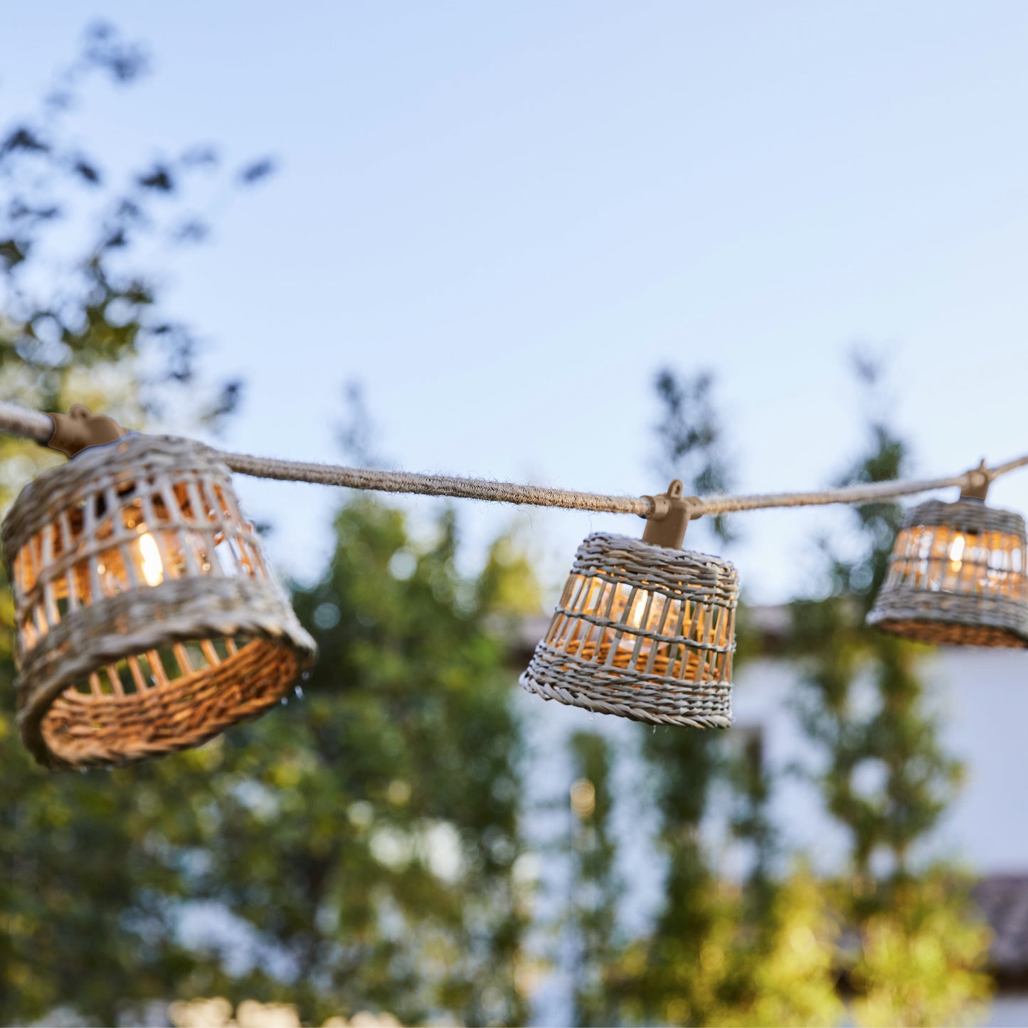 Guirlande lumineuse extérieur raccordable 10 abat-jour naturels en rotin SAMOA LIGHT HYBRID LED blanc chaud 7m50 solaire et sur secteur