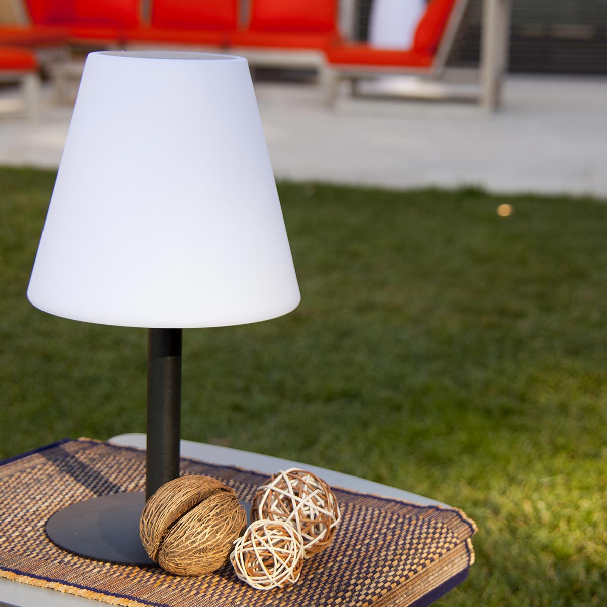 Lampe de table solaire et rechargeable LED multicolore dimmable STANDY MINI SOLAR RGB H36cm - REDDECO.com