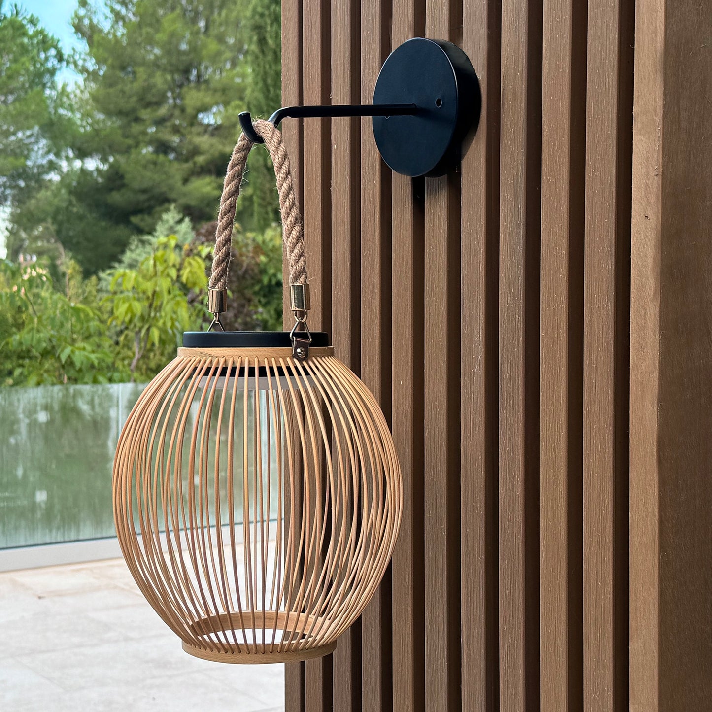 Applique murale sans fil solaire LED SUNNY SMALL ROUND en bambou style bohème ISALINE H40cm