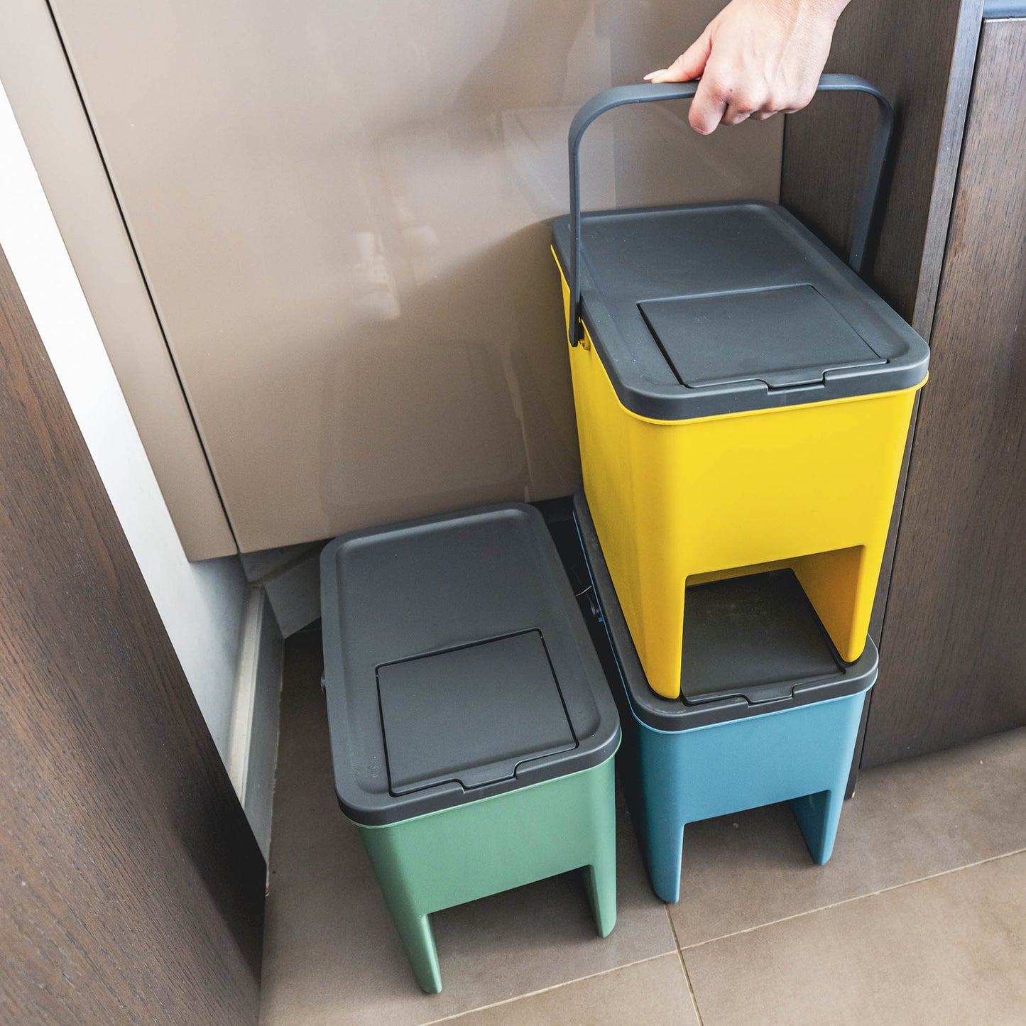 Lot de 3 Poubelles Empilables 20L pour Recyclage BERGEN Poubelles de Tri Sélectif en Plastique, Couleurs Jaune, Bleu, Vert et Gris