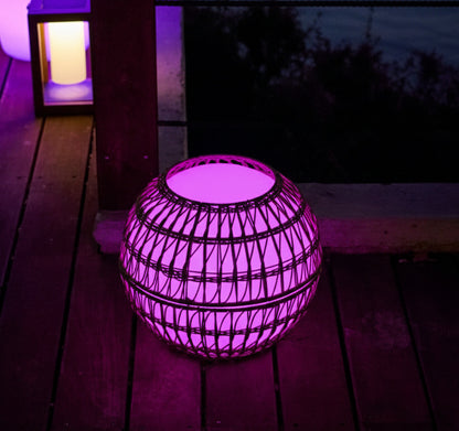 Boule lumineuse sans fil avec coque en poly rotin amovible LED multicolore dimmable BOBBY C40 DRESS ∅40cm avec télécommande et socle à induction