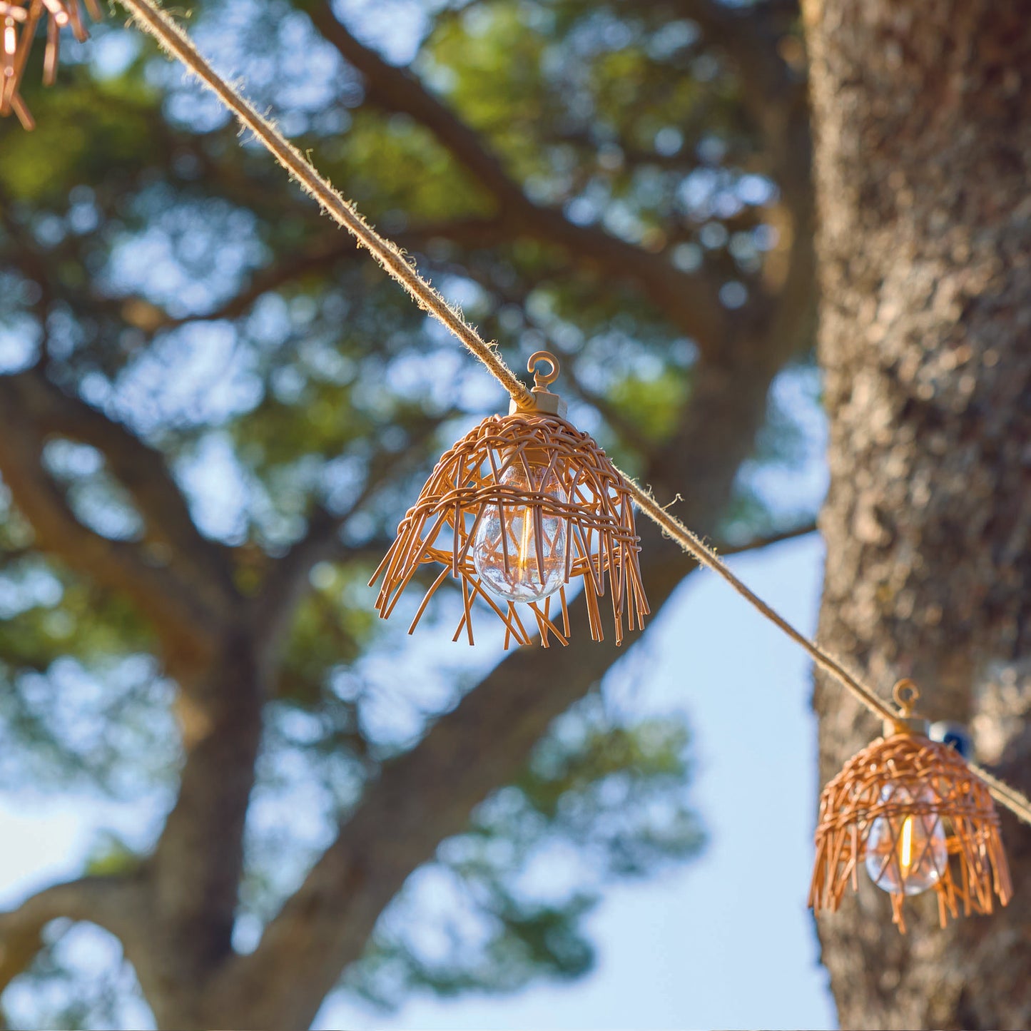 Guirlande lumineuse extérieur 10 abat-jour exotique paille MINI HAWAI LIGHT HYBRID LED blanc chaud 8m solaire et sur secteur