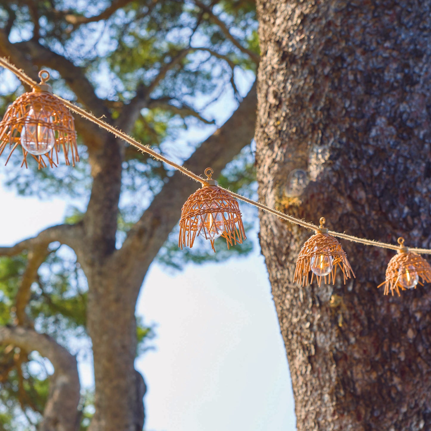 Guirlande lumineuse extérieur 10 abat-jour exotique paille MINI HAWAI LIGHT HYBRID LED blanc chaud 8m solaire et sur secteur