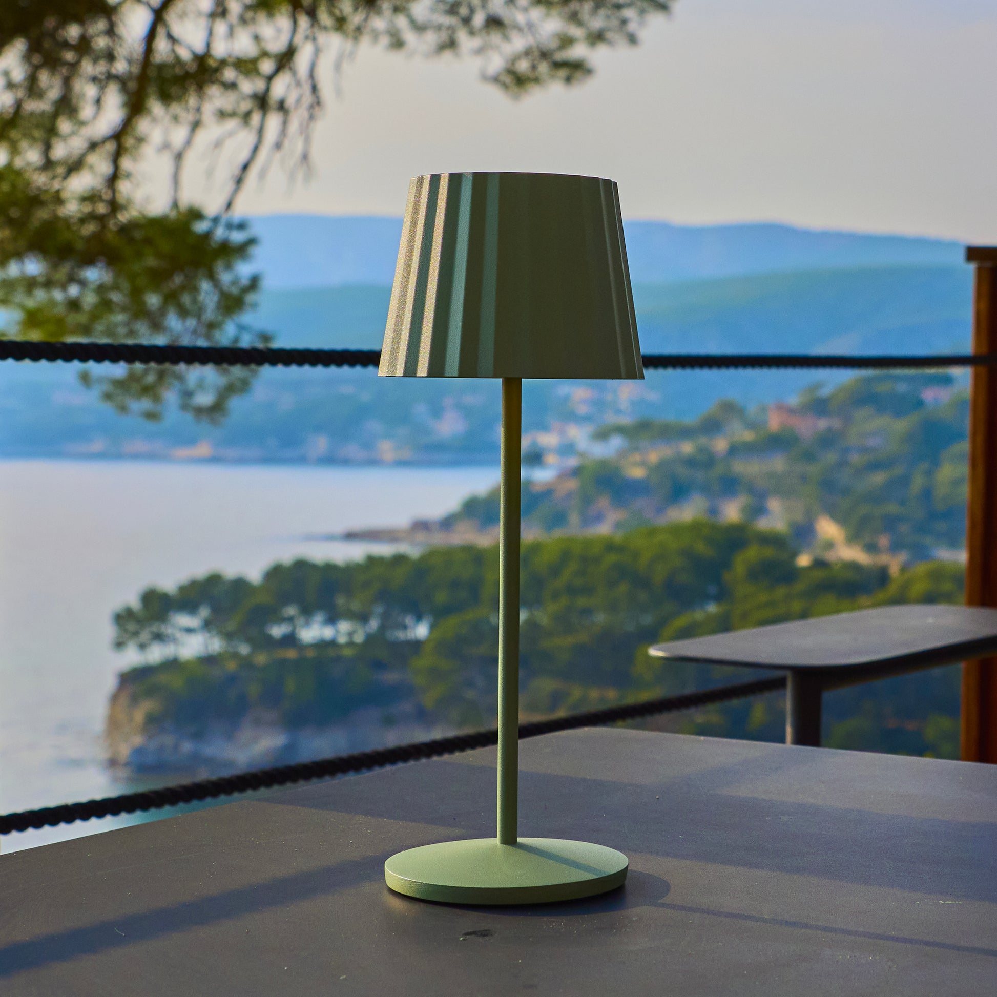 ALESSI Lux UFO, LED, Blanc-Vert. Design, sans fil ALESSI Lux UFO, LED, Blanc-Vert. Design, sans fil
