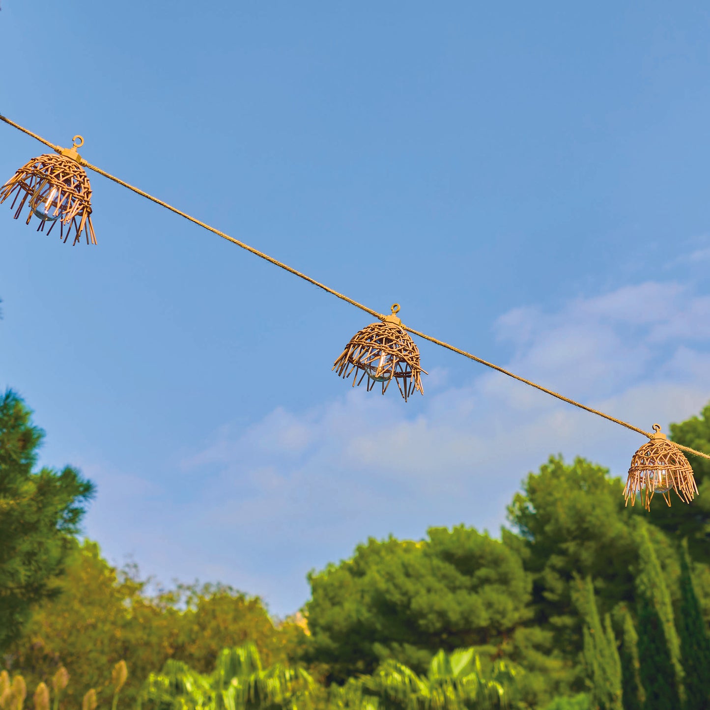 Guirlande lumineuse extérieur 10 abat-jour exotique paille MINI HAWAI LIGHT HYBRID LED blanc chaud 8m solaire et sur secteur