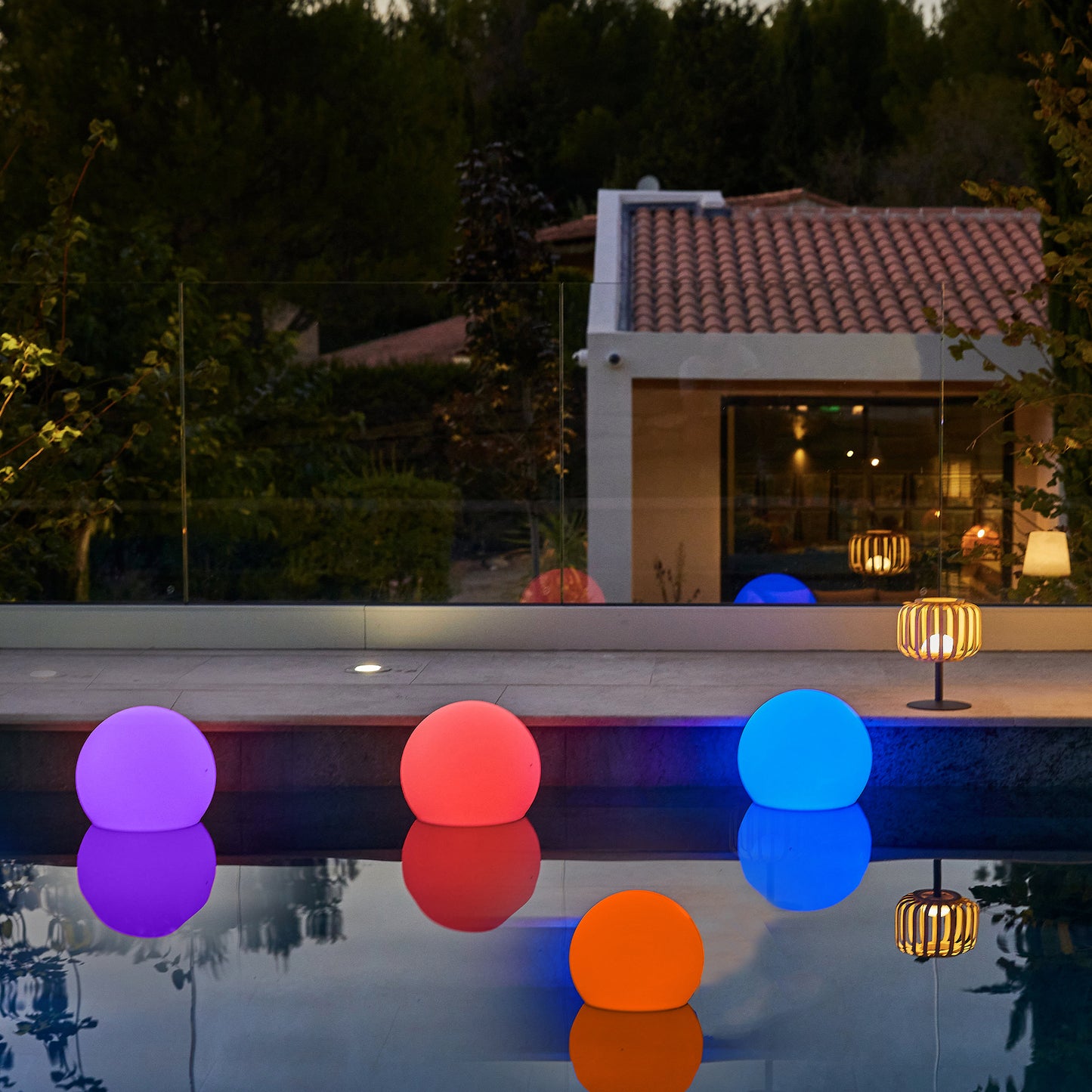 Boule lumineuse sans fil flottante LED multicolore dimmable BOBBY ∅50cm avec télécommande et socle à induction