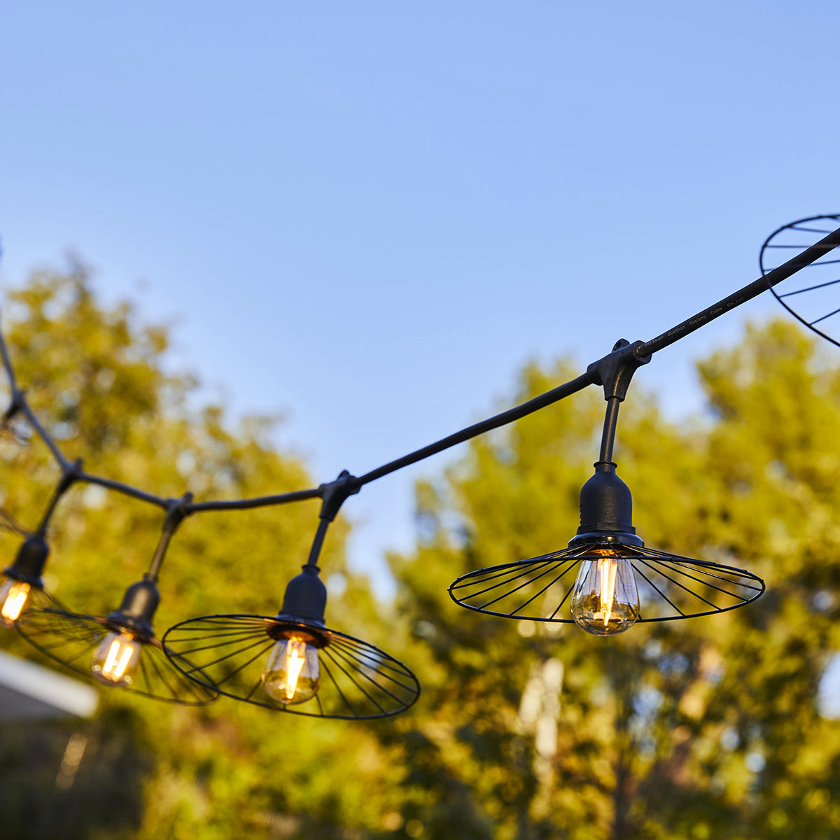 Guirlande lumineuse extérieur avec abat-jour en acier effet cage