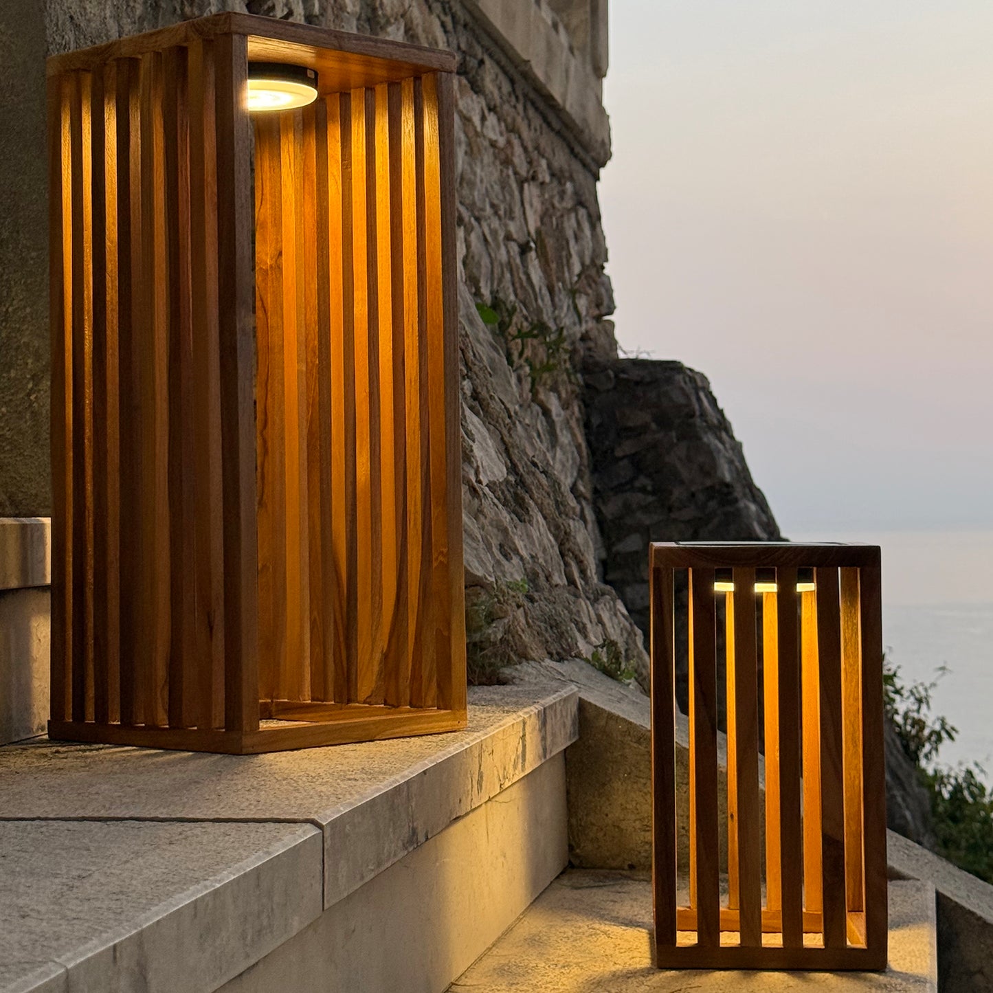 CHENNAI warmweiße dekorative LED-Solarlaterne aus massivem Teakholz H30cm