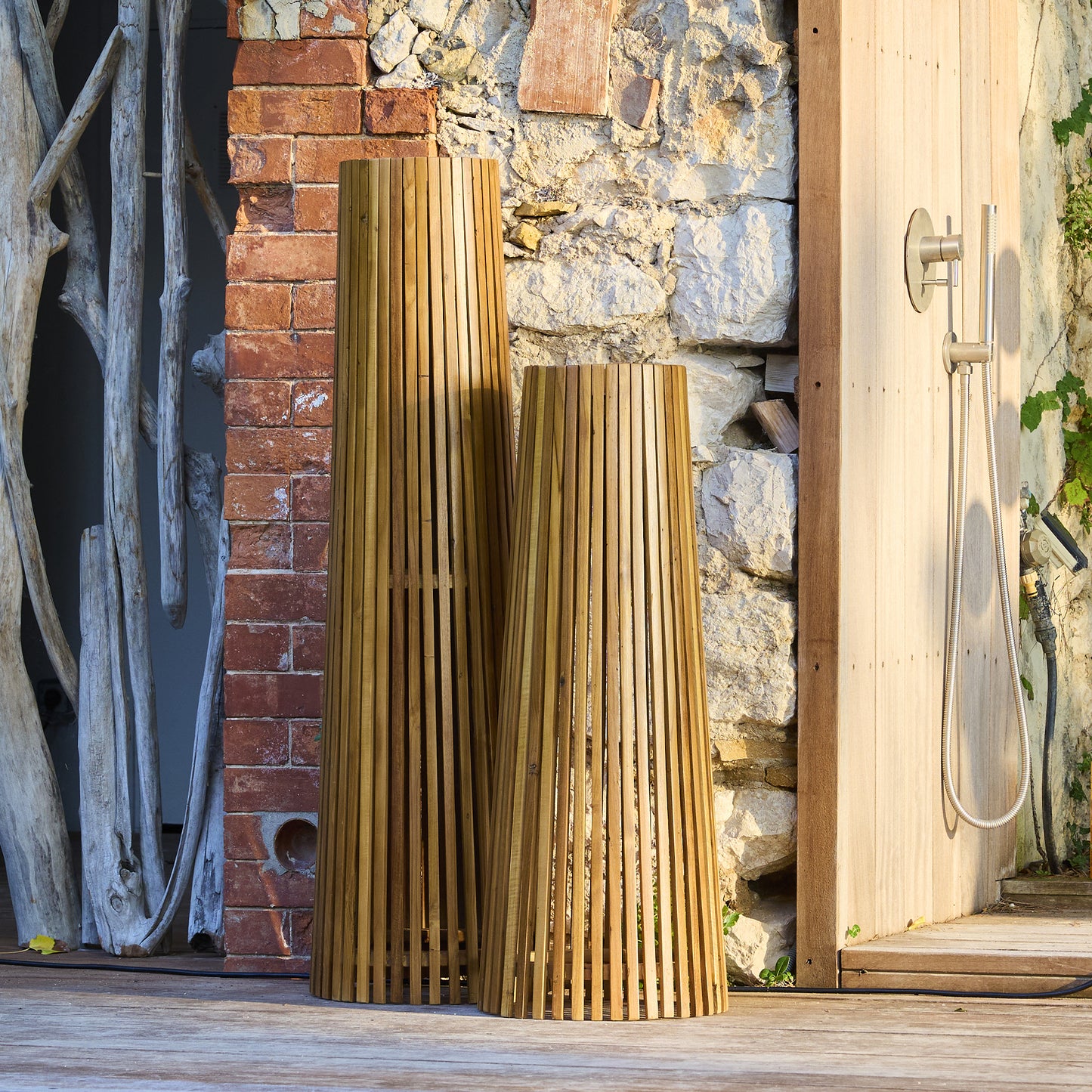 Lampadaire d'extérieur solaire TECKA TALL en bois teck avec module LED blanc chaud et télécommande H120cm