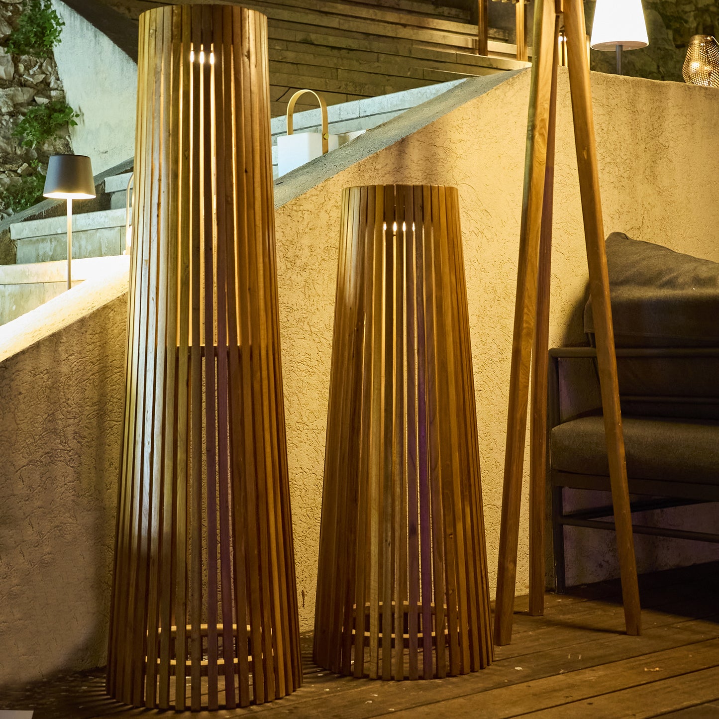 Lampadaire d'extérieur solaire TECKA SMALL en bois teck avec module LED blanc chaud et télécommande H90cm