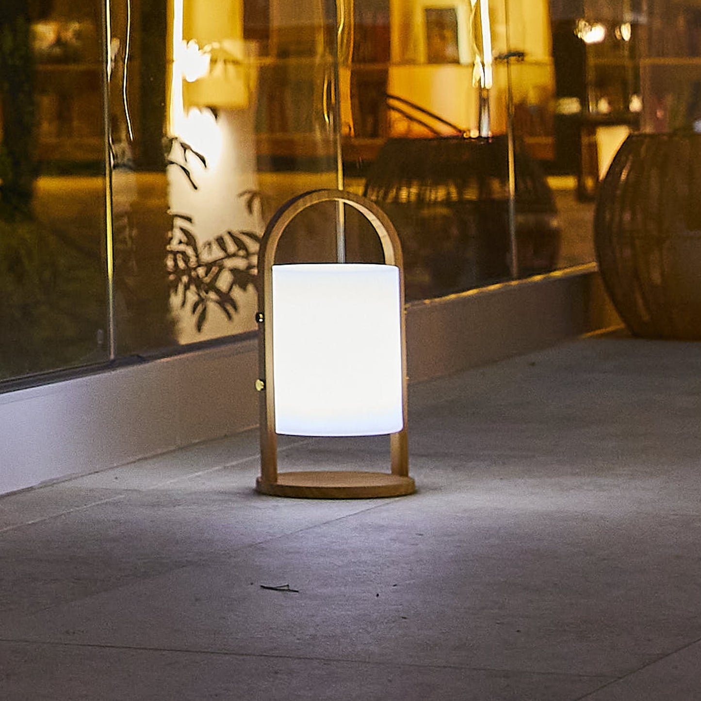 Lanterne sans fil design scandinave poignée bois naturel LED blanc chaud/blanc dimmable WOODY H37cm