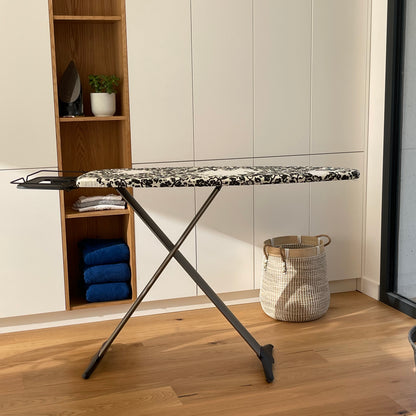 TIFFANY Designer-Bügelbrett faltbar aus Aluminium 130x47 H93cm hochwertig mit Bügeleisenablage und Dampfstationablage