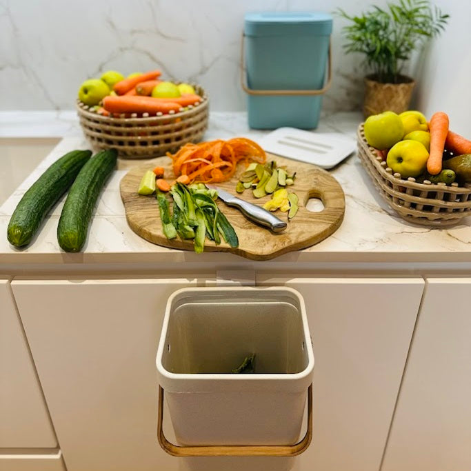 Poubelle de Table en Plastique recyclé 5L BODEN Blanc avec Poignée en Bambou