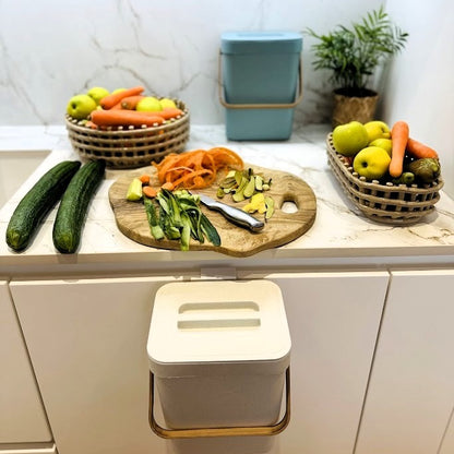 Poubelle de Table en Plastique recyclé 5L BODEN Blanc avec Poignée en Bambou