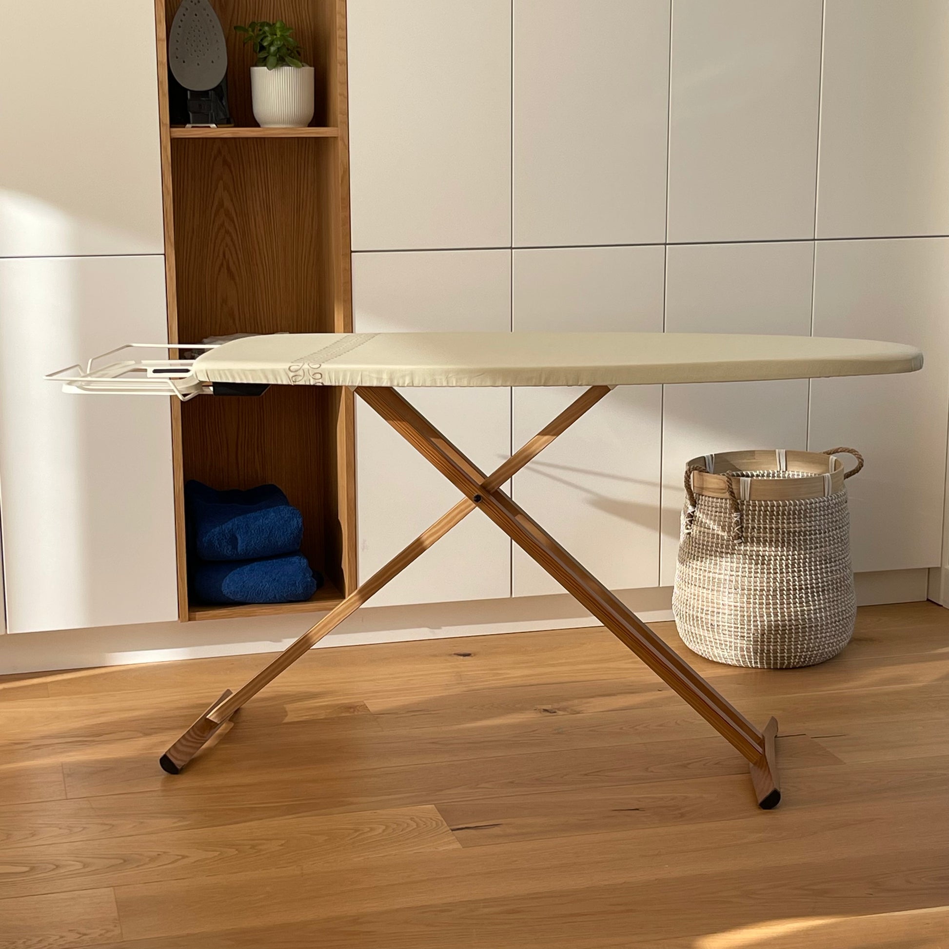 Table Repasser TAIGA Bois Massif 130x47cm | Repose Centrale Vapeur REDDECO.COM Table Repasser TAIGA Bois Massif 130x47cm | Repose Centrale Vapeur REDDECO.COM