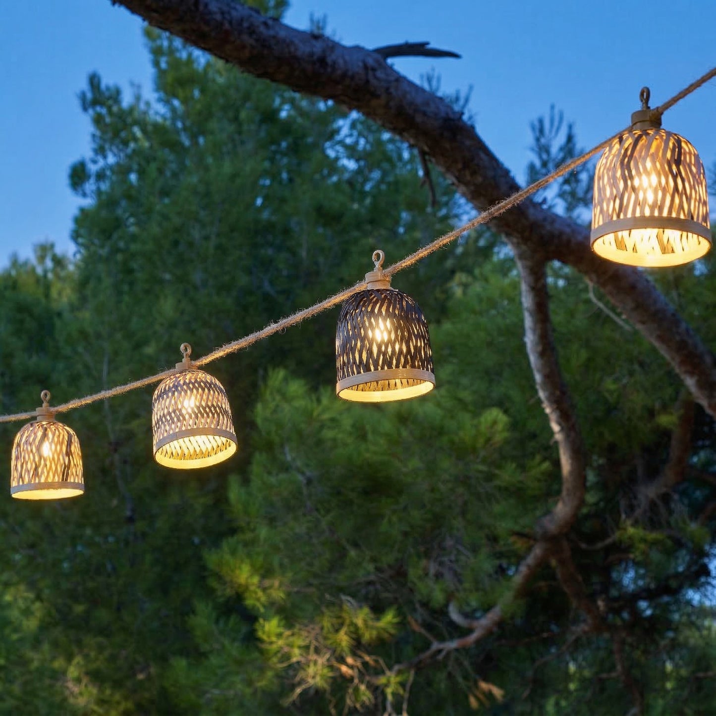 Guirlande lumineuse extérieur raccordable 10 abat-jour naturels en bambou LINA LIGHT HYBRID LED blanc chaud 8m solaire et sur secteur