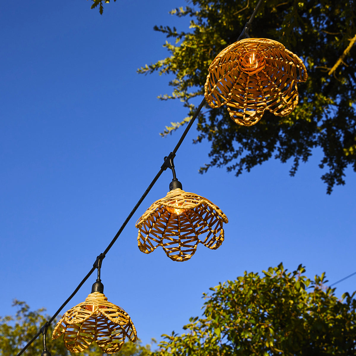 Guirlande lumineuse raccordable d'extérieur avec abat-jour en polyrotin style bohème 7 ampoules à filament douille E27 LED blanc chaud FLOWER LIGHT 6m