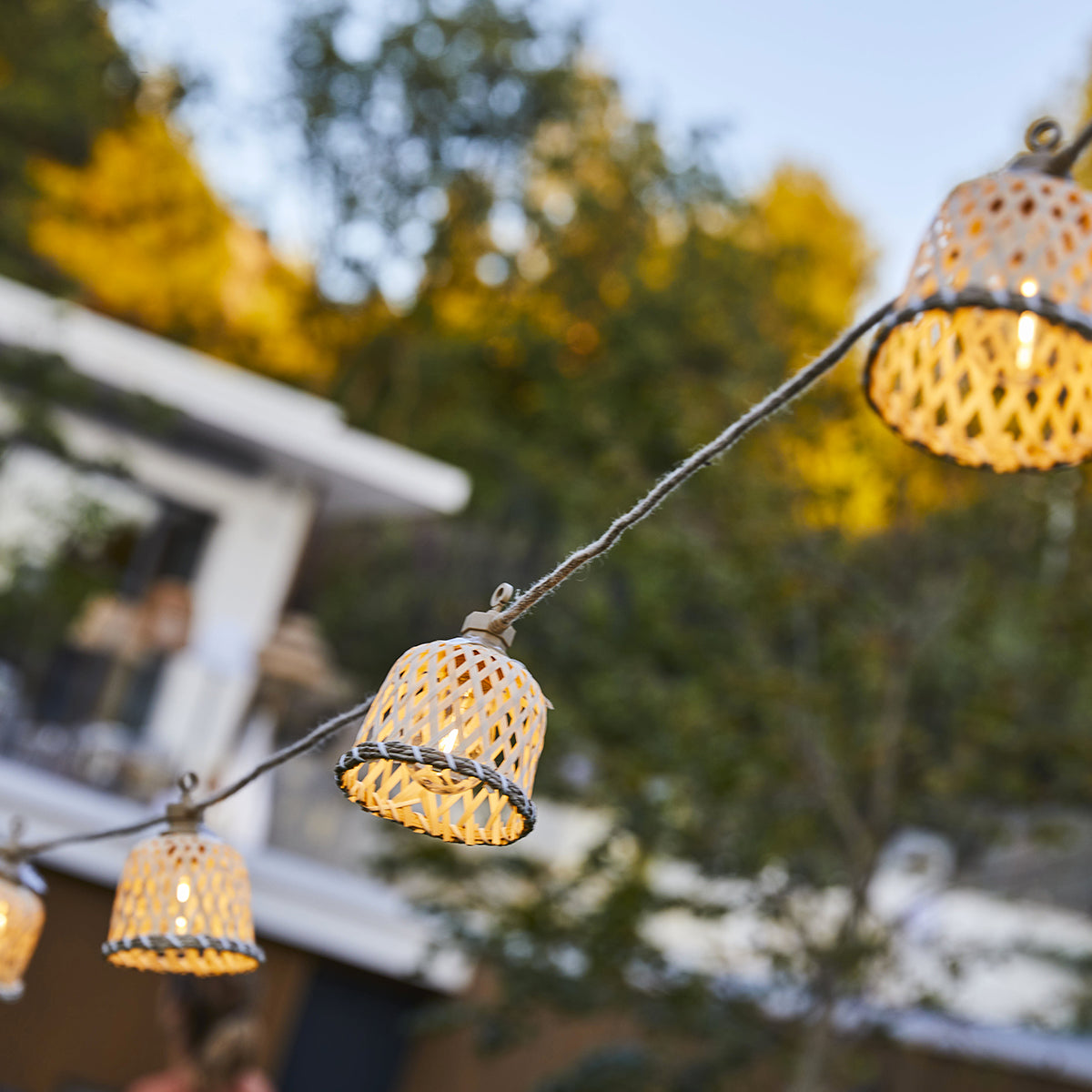 Guirlande lumineuses solaire et sur secteur raccordable en corde 20 ampoules transparentes LED blanc chaud dimmable MALY LIGHT HYBRID 13m