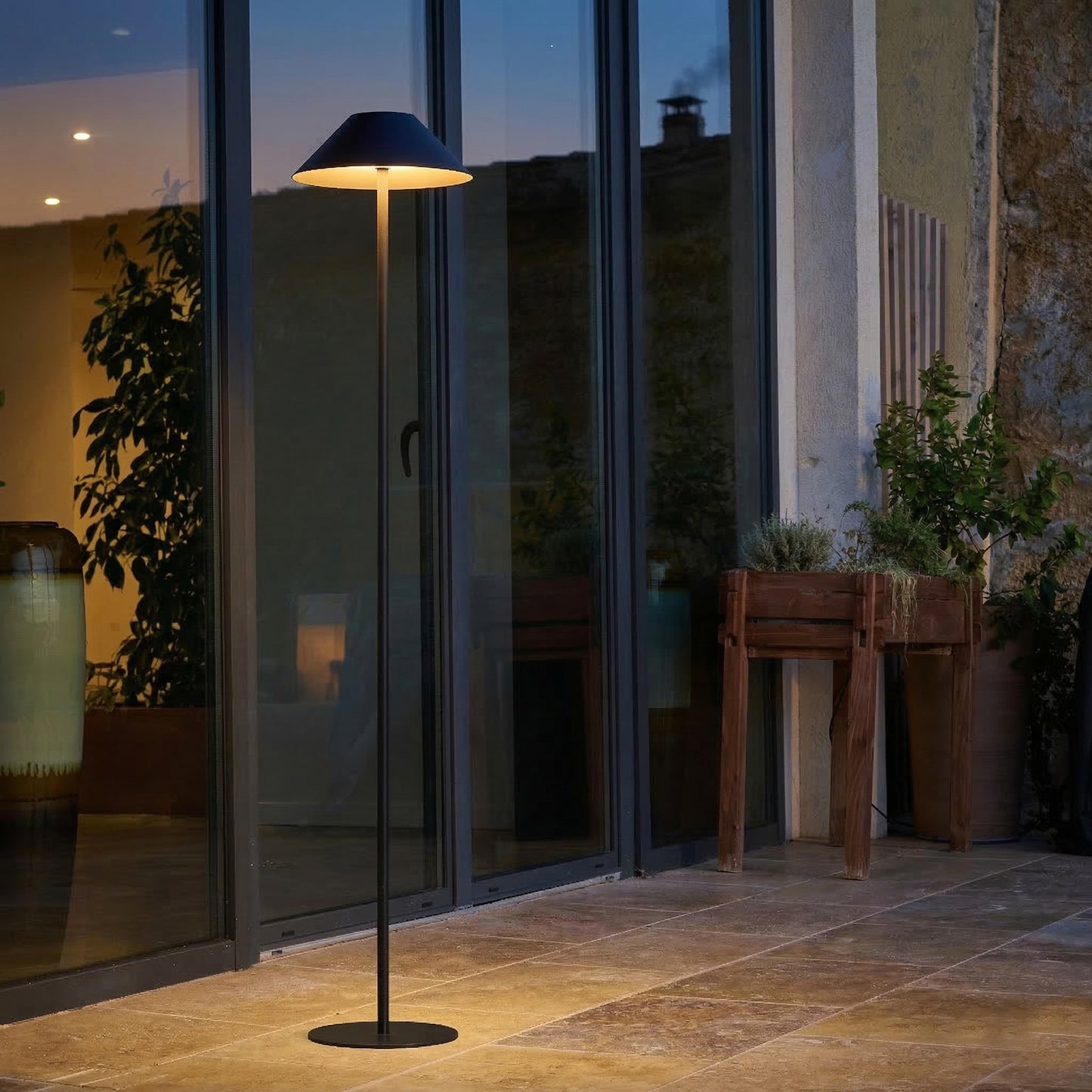 Lampadaire solaire en aluminium avec module LED solaire avec télécommande NERIO TALL H150cm