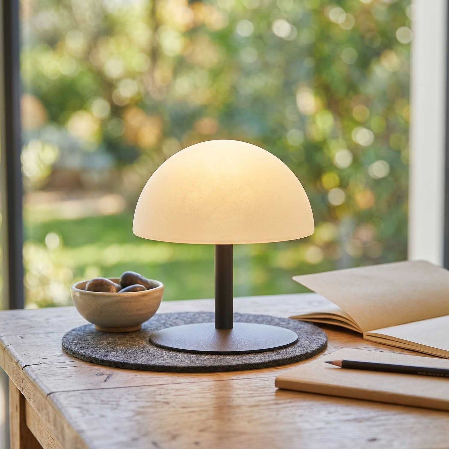 Lampe de table sans fil pied en acier gris LED blanc chaud/blanc dimmable NEPTUNE ROCK H20cm