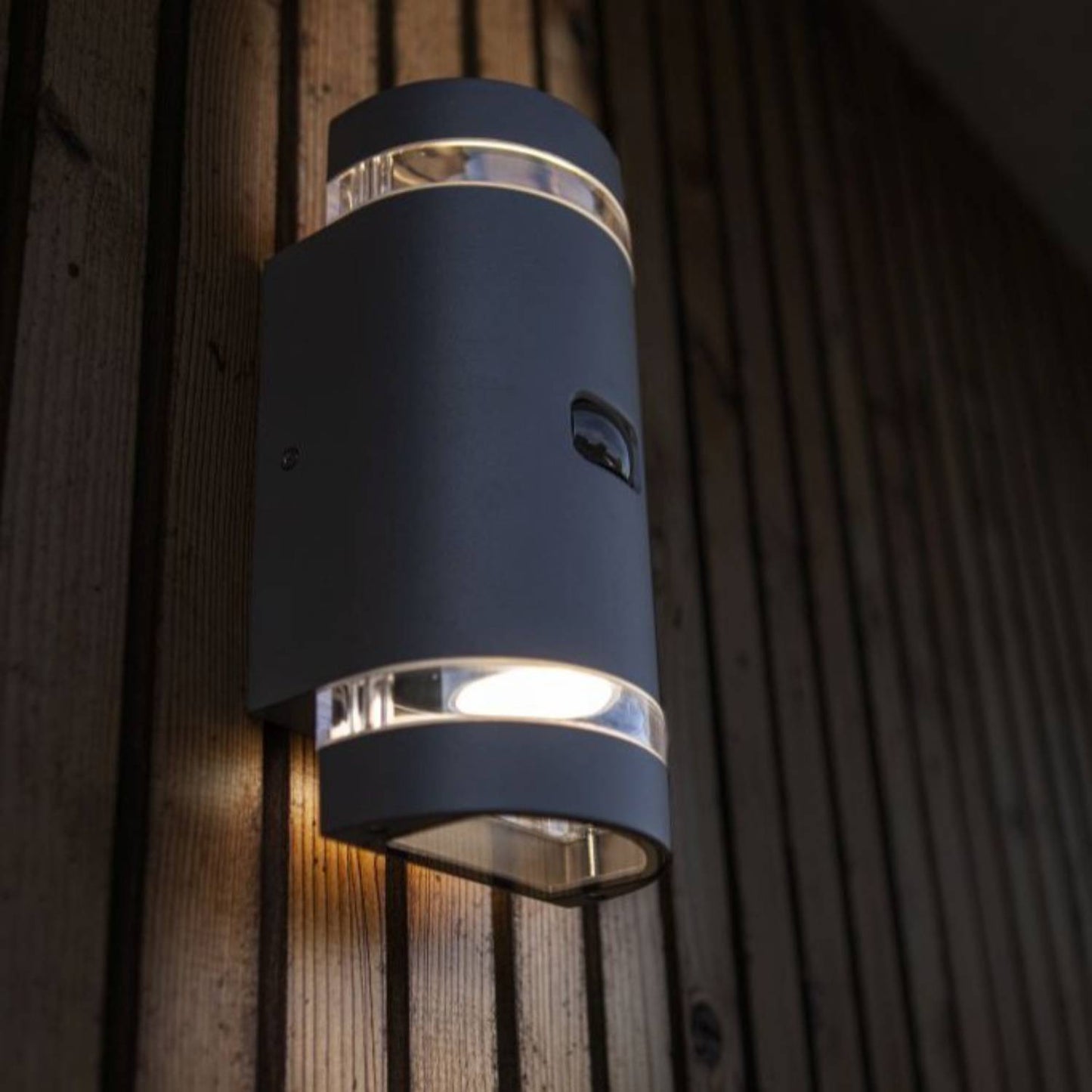 Applique murale d'extérieur sur secteur FOCUS SENSOR avec détecteur de mouvement aluminium gris éclairage culot GU10 bidirectionnelle H23,9cm