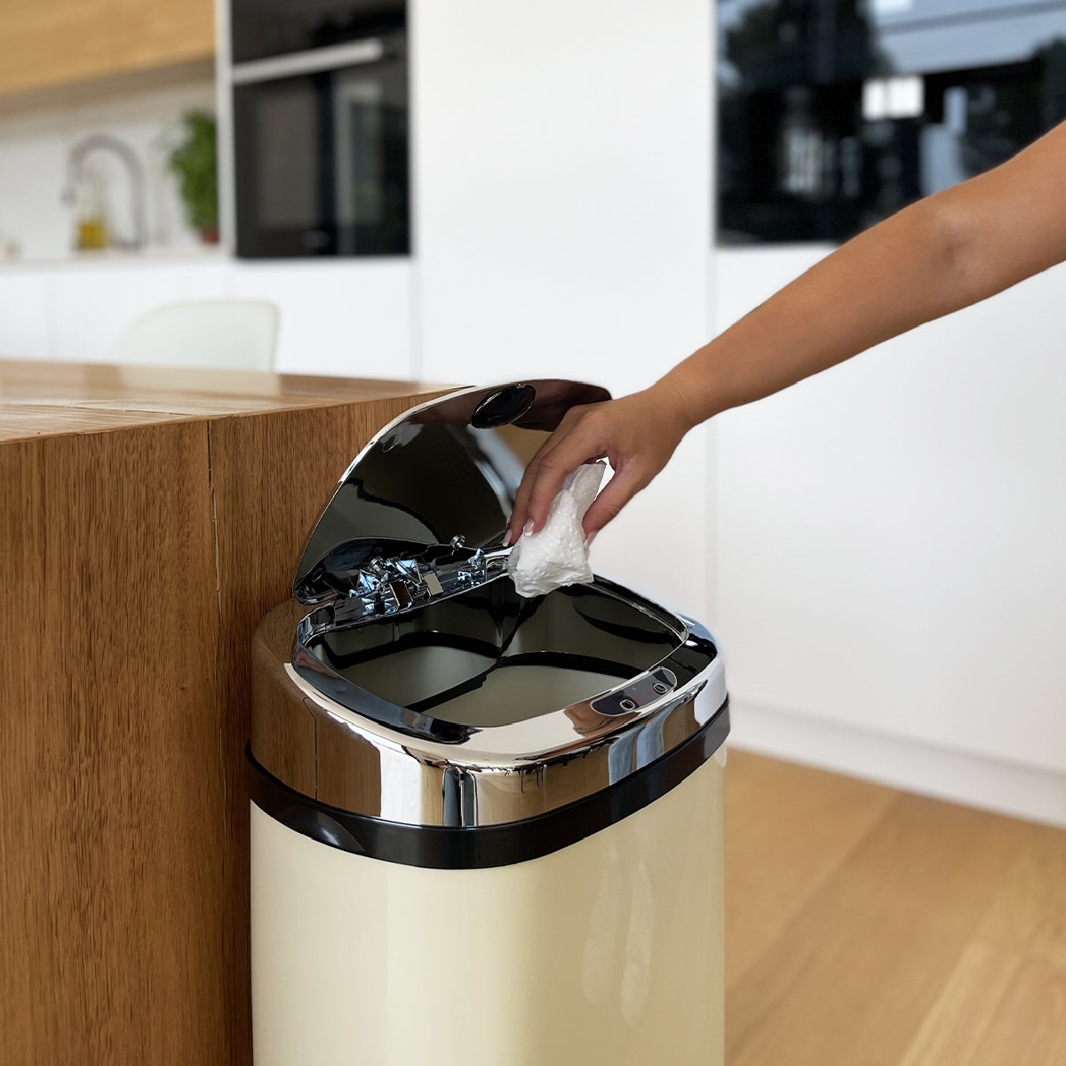 Automatic kitchen bin 42L LARGO Crème gloss in stainless steel with strapping