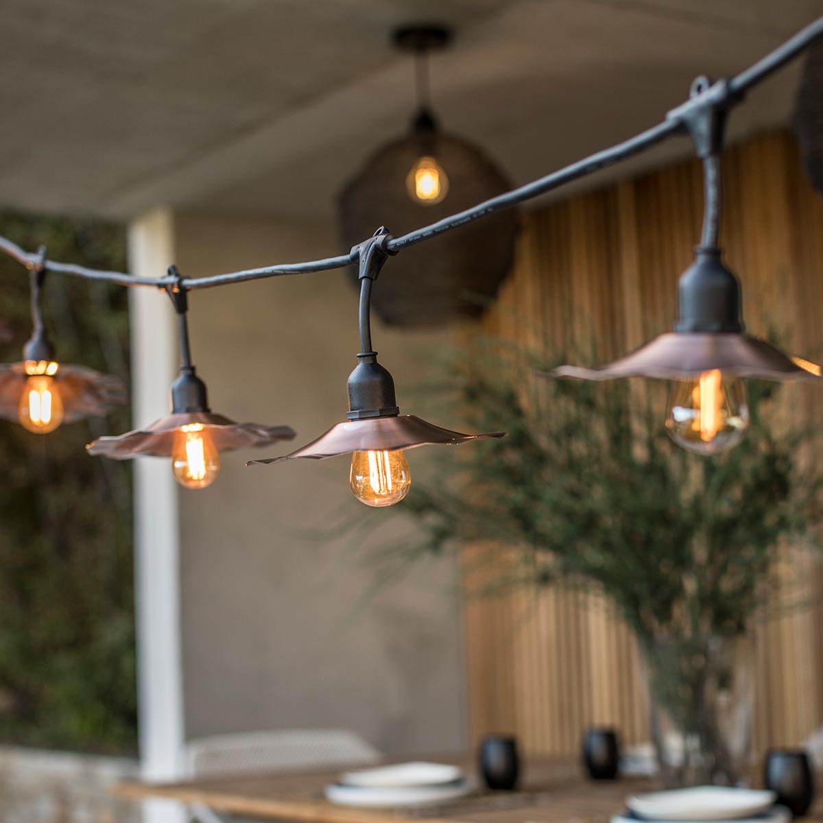 Guirlande lumineuse avec abat-jour en acier cuivré ampoul – REDDECO.COM