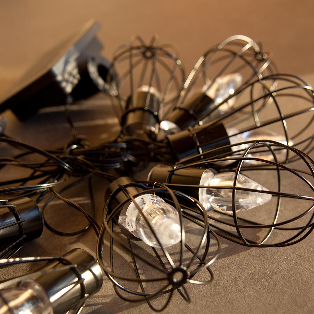 Guirlande lumineuse solaire acier cage 10 ampoules LED blanc chaud KENY 3.80m - REDDECO.com