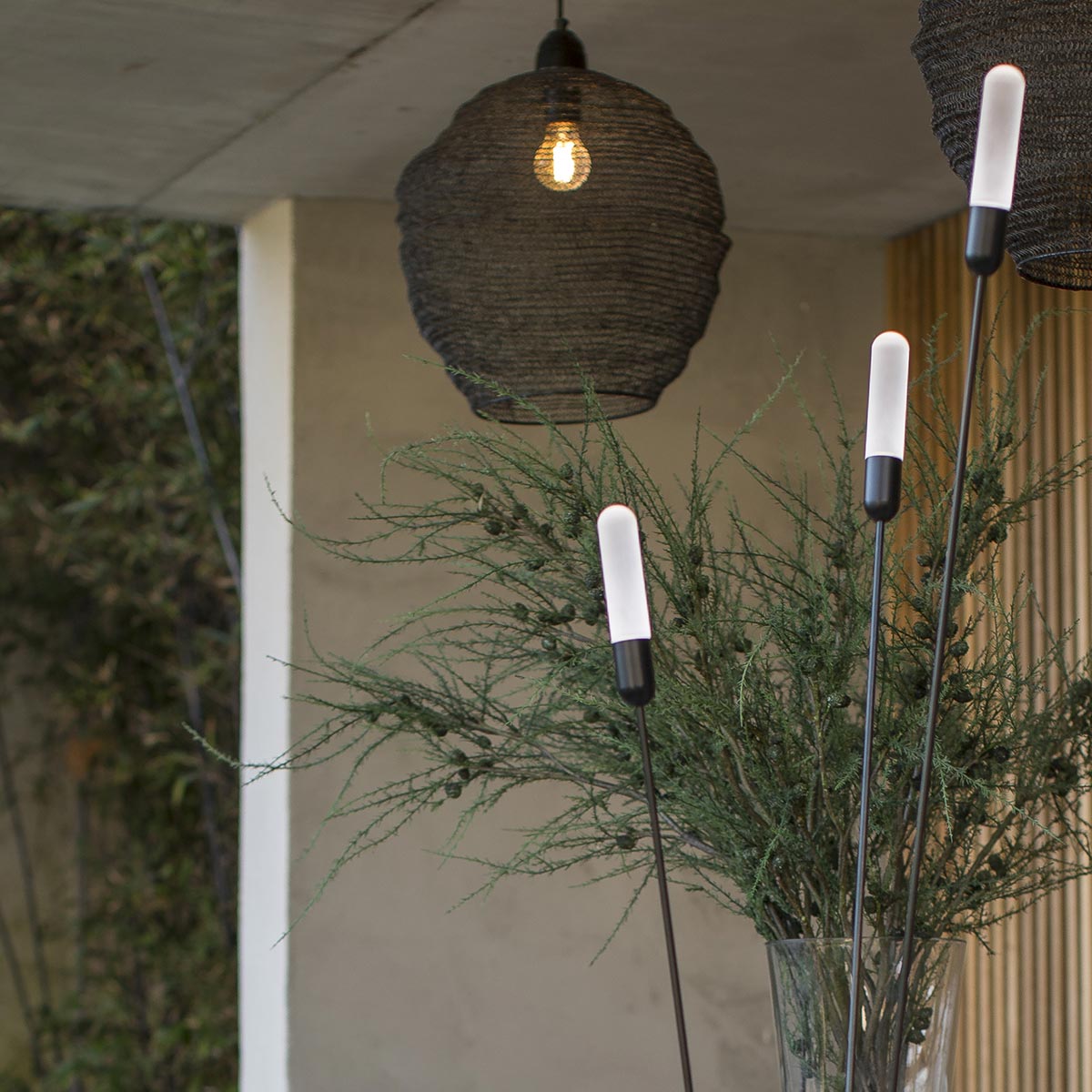 Lampadaire design filaire pour extérieur roseaux lumineux tige flexible LED blanc REEDS H156cm - REDDECO.com