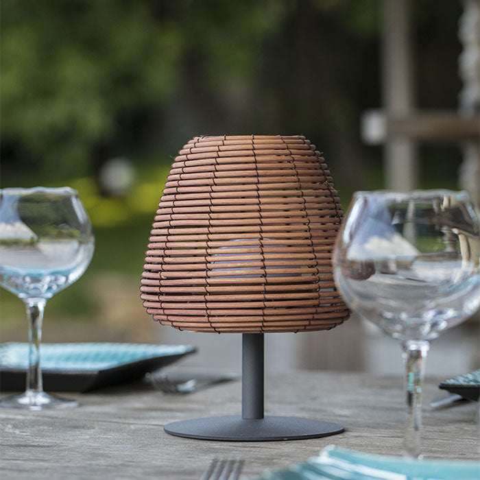 Lampe de table Ibiza sans fil style bohème, en bambou tressé Lumisky