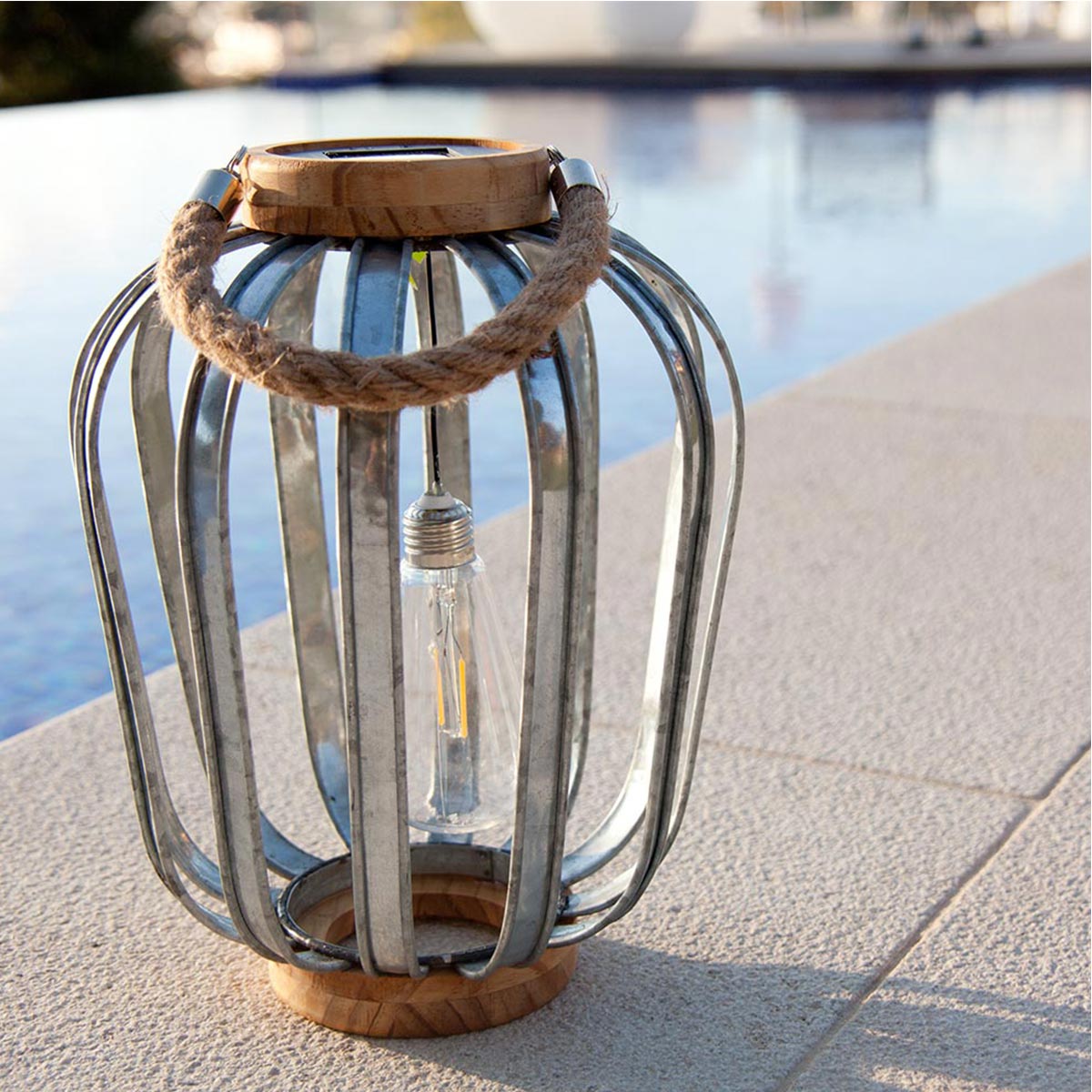 Lanterne solaire bohème en bois et acier galva poignée corde ampoule filament LED blanc chaud JAVA H45cm - REDDECO.com