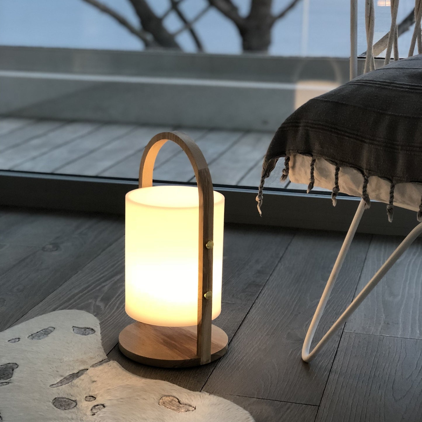 Lanterne sans fil design scandinave poignée bois naturel LED blanc chaud/blanc dimmable WOODY H37cm
