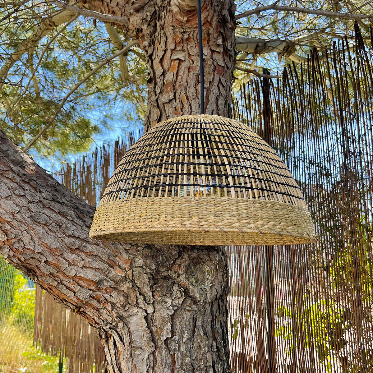 Suspension CESARE NOMAD en herbe marine naturelle style bohème avec ampoule LED nomade