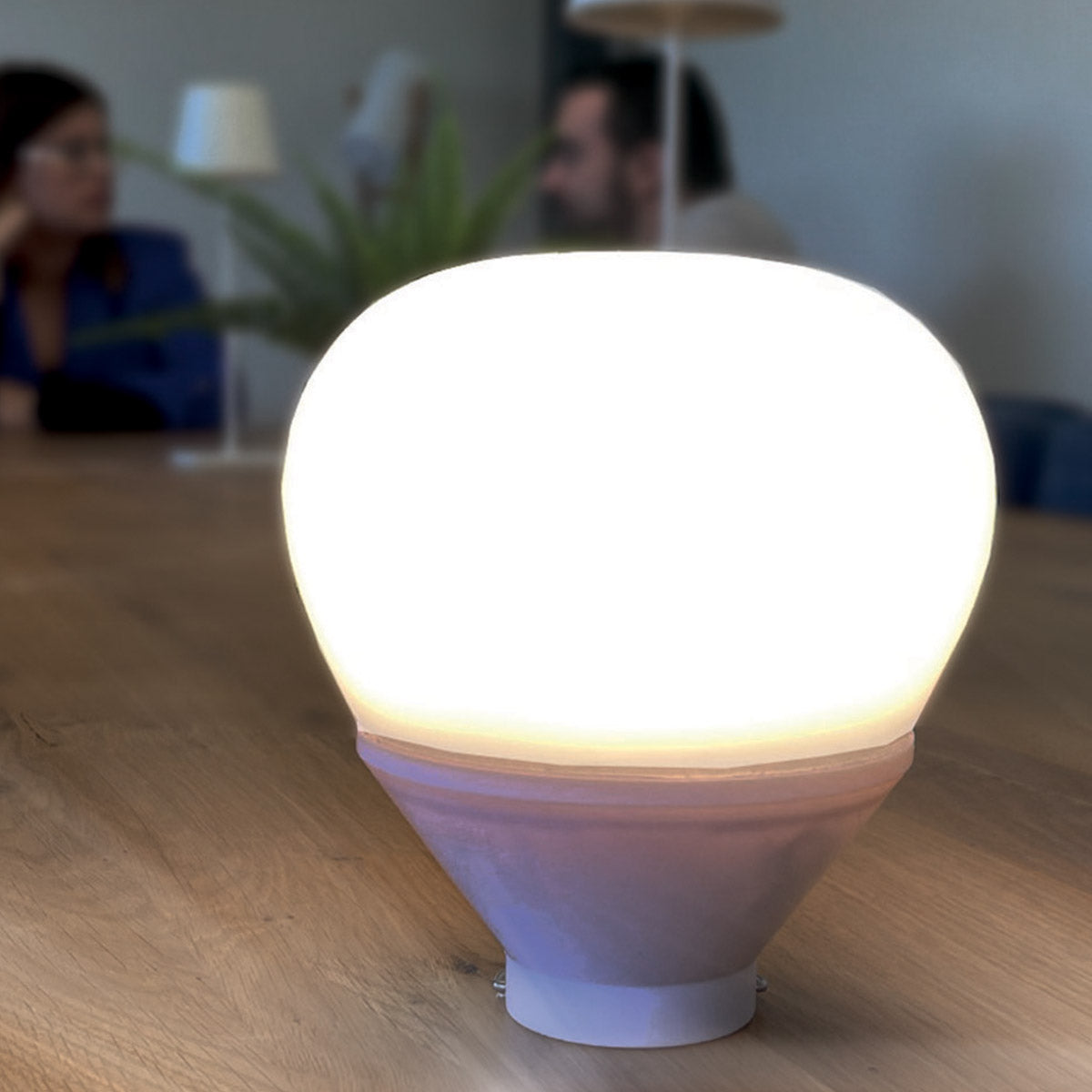 LYS 900 Lumen weiße und mehrfarbige wiederaufladbare LED-Lampe mit Fernbedienung H11cm