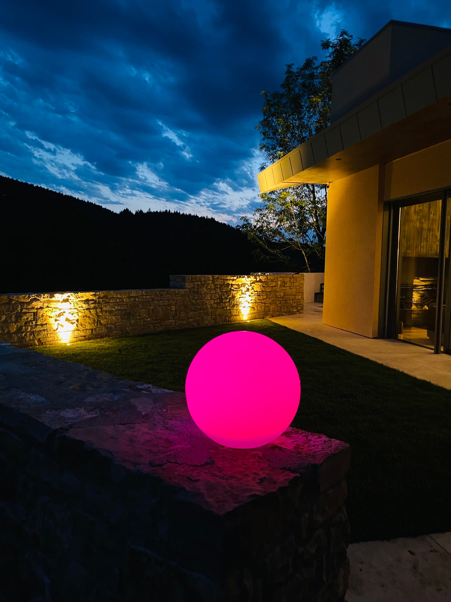 Boule lumineuse sans fil flottante LED multicolore dimmable BOBBY ∅30cm avec télécommande et socle à induction