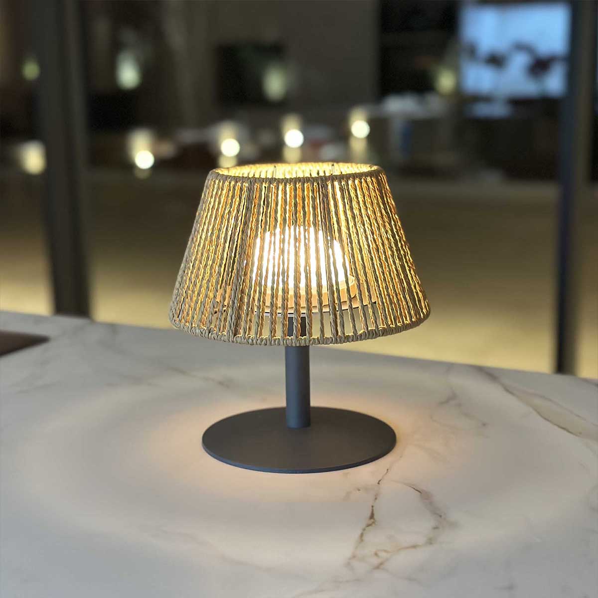 Lampe de table sans fil en raphia naturel LED blanc chaud/blanc dimmable STANDY MINI RAFFY H22cm